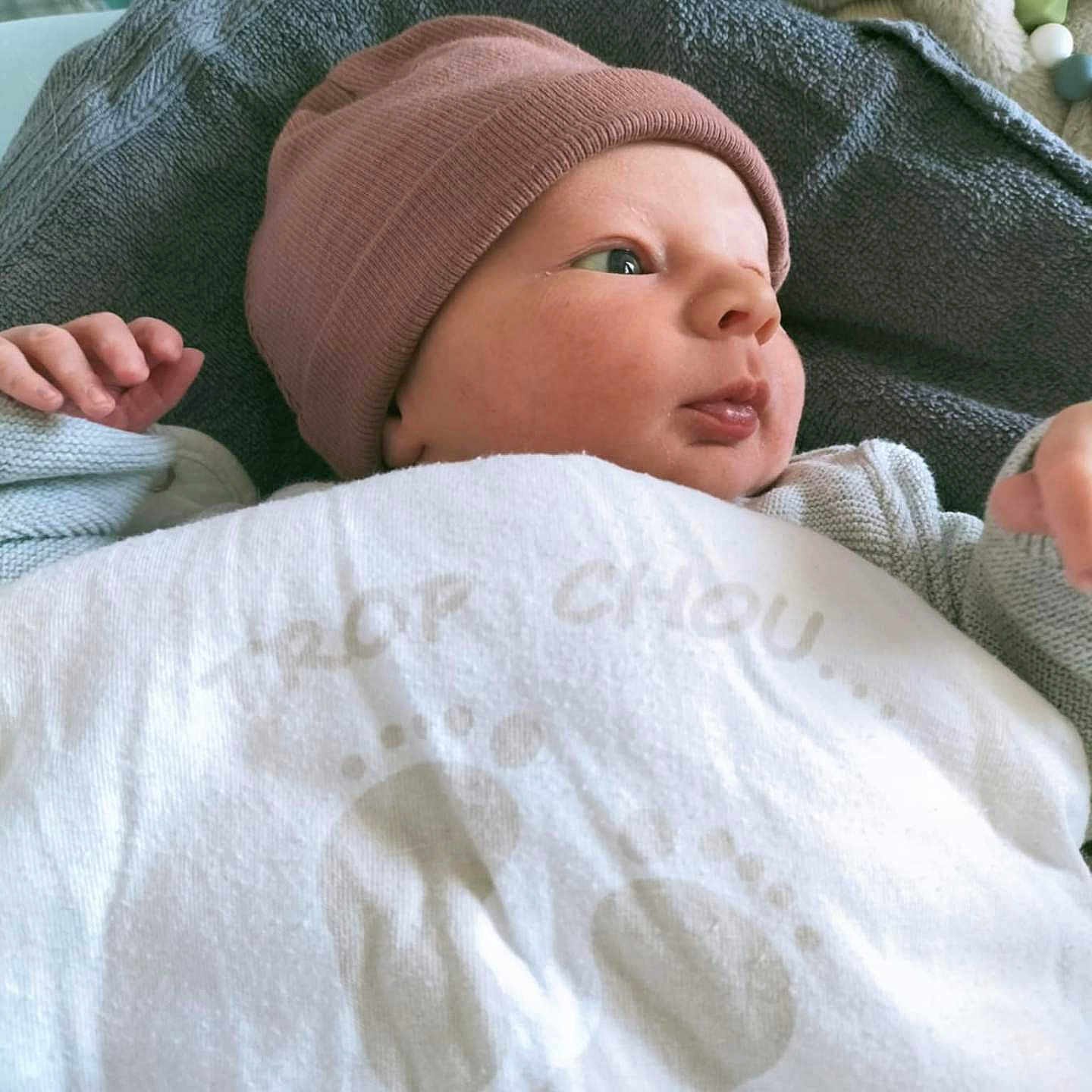 Sacha a rejoint le concours — aidez-le/la à gagner de superbes lots ! baby, bed, blanket, bonnet, cap, clothing, crib, face, furniture, hat, head, infantbed, newborn, person, photography, portrait, quilt, sleeping, towel