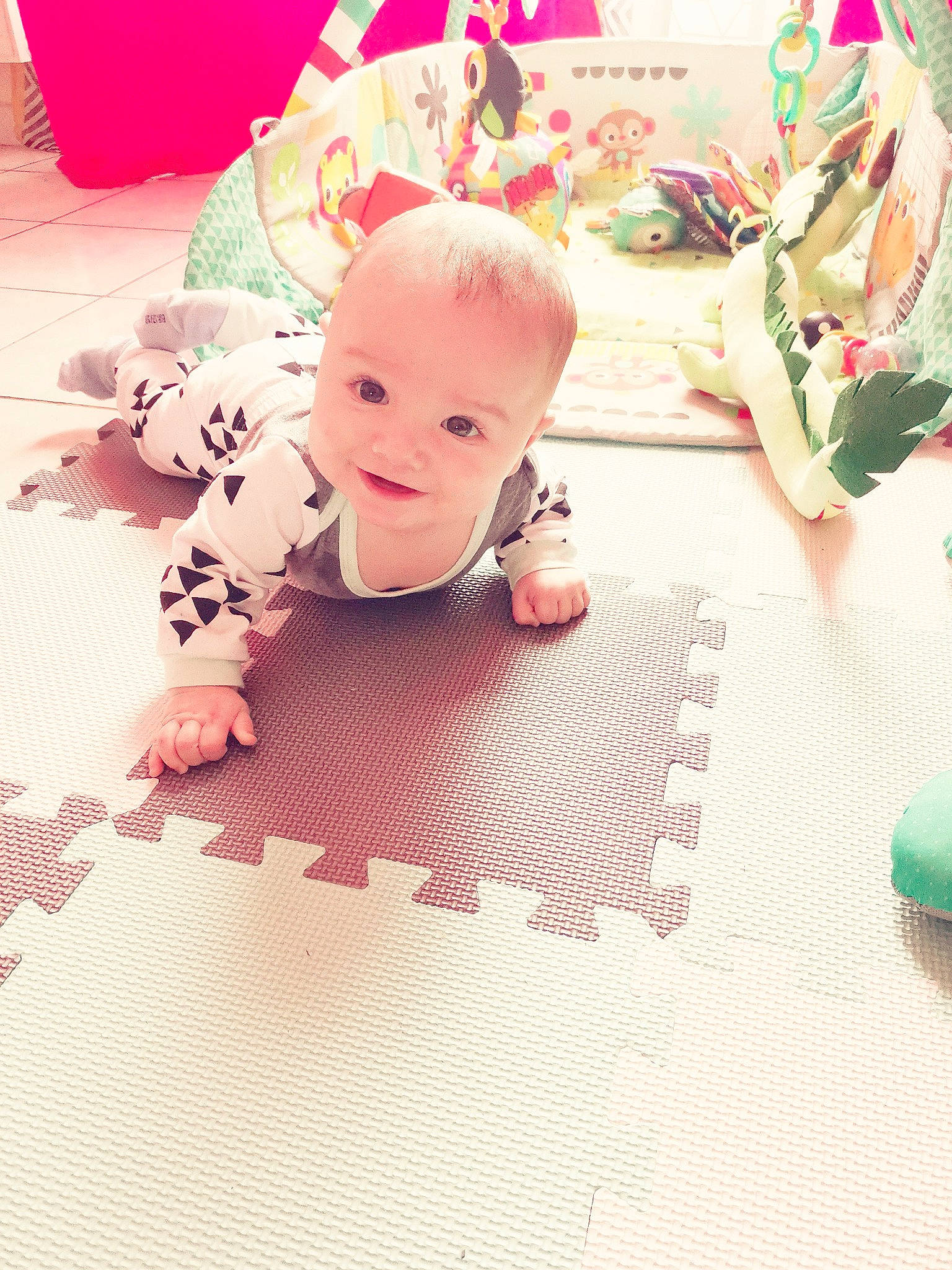 Lowen a rejoint le concours — aidez-le/la à gagner de superbes lots ! baby, cheek, child, floor, flooring, head, person, photography, pink, plant, play, room, skin, toddler