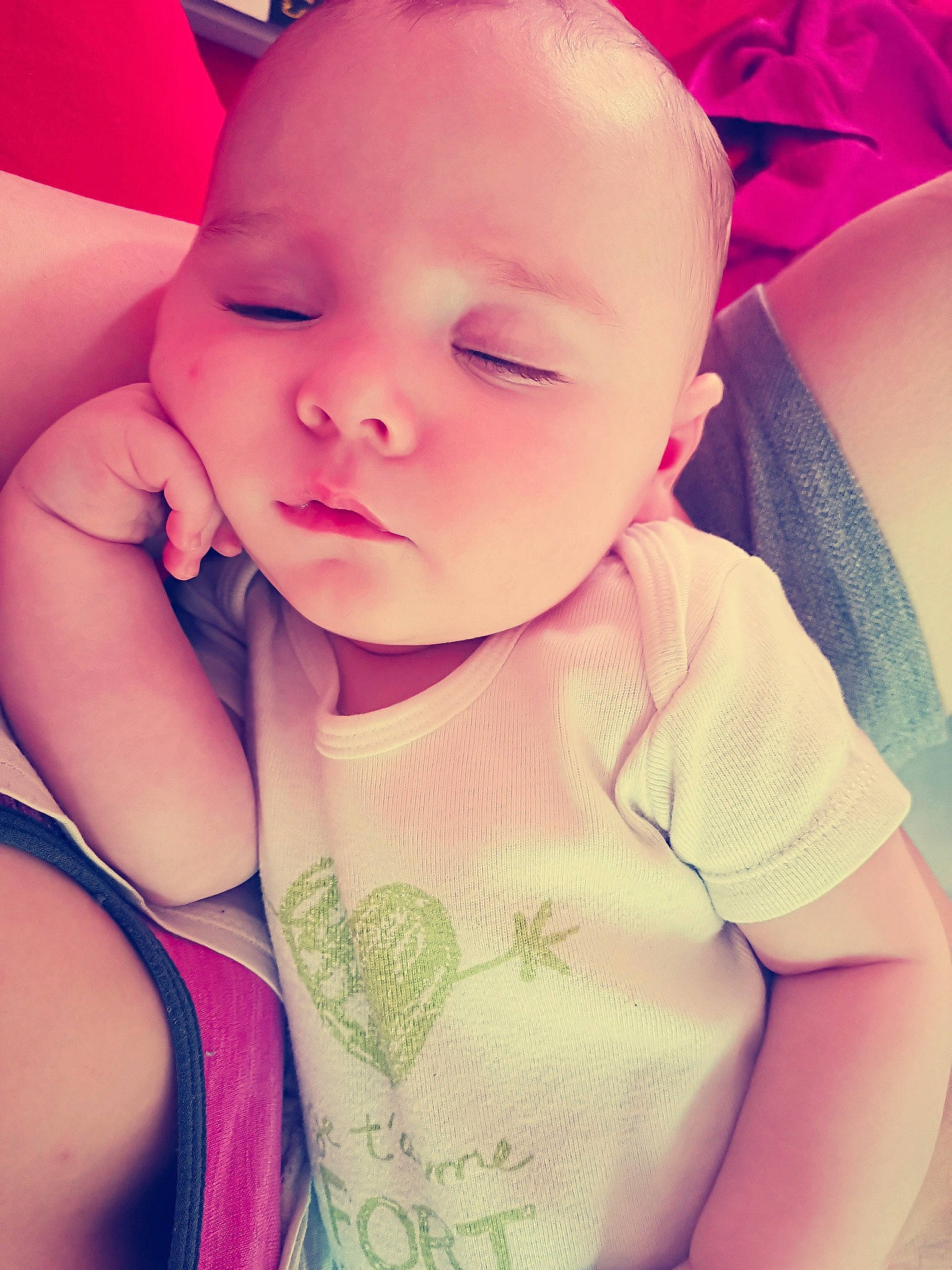 Lowen a rejoint le concours — aidez-le/la à gagner de superbes lots ! arm, baby, beauty, blond, cheek, child, chin, eye, face, facial_expression, forehead, hair, head, lip, nose, organ, person, pink, skin, smile