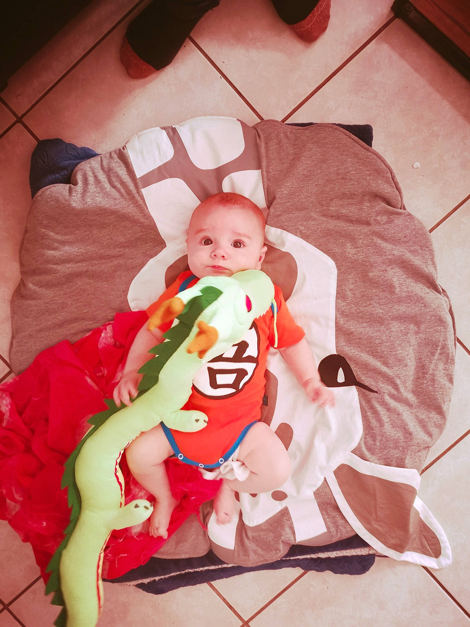 Lowen participe au concours pour gagner de l'argent avec cette photo : baby, child, fictional_character, leg, person, toddler