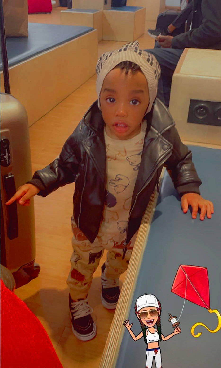Jackus participe au concours pour gagner de l'argent avec cette photo : baby_toys, child, fashion_design, flooring, fun, headwear, human_body, joint, joy, orange, outerwear, people, person, personal_protective_equipment, play, product, room, selfie, sleeve, surprise