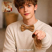 Blue a rejoint le concours — aidez-le/la à gagner de superbes lots ! young_man, smiling, bow_tie, white_sweater, dog, small_dog, pet_clothing, pointing, portrait, indoor, blurred_background, cute_pet, dog_tail, human_face, animal_face, hand, fashion, website_watermark, casual, friendly