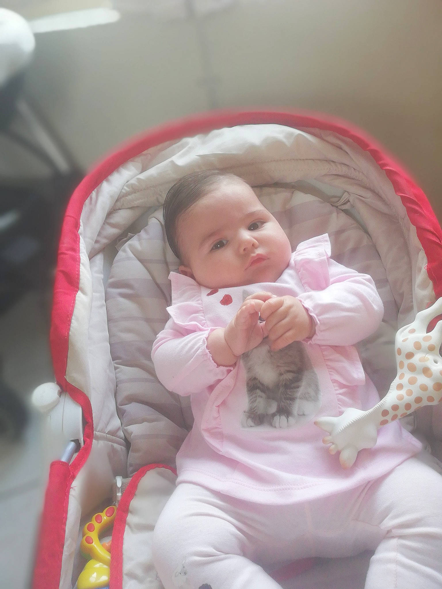 Chloé participe au concours pour gagner de l'argent avec cette photo : baby, baby_carriage, baby_in_car_seat, baby_products, baby_safety, baby_sleeping, baby_toddler_clothing, car_seat, cheek, child, comfort, linens, mouth, nap, person, product, sitting, skin, thumb, toddler