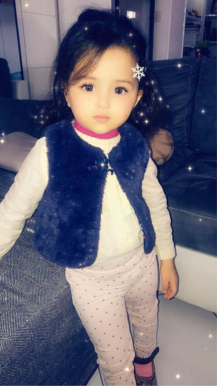 Laura a rejoint le concours — aidez-le/la à gagner de superbes lots ! bow_tie, chin, doll, eye, eyebrow, eyelash, fashion, hair, hairstyle, iris, joint, lip, neck, organ, outerwear, person, skin, sleeve, standing, textile