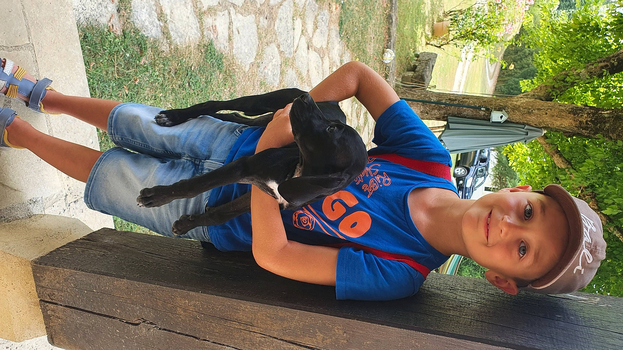 Julien a rejoint le concours — aidez-le/la à gagner de superbes lots ! clothing, denim, electric_blue, fun, grass, happy, headwear, jeans, joint, joy, knee, leg, leisure, person, plant, shorts, sneakers, sportswear, thigh, travel