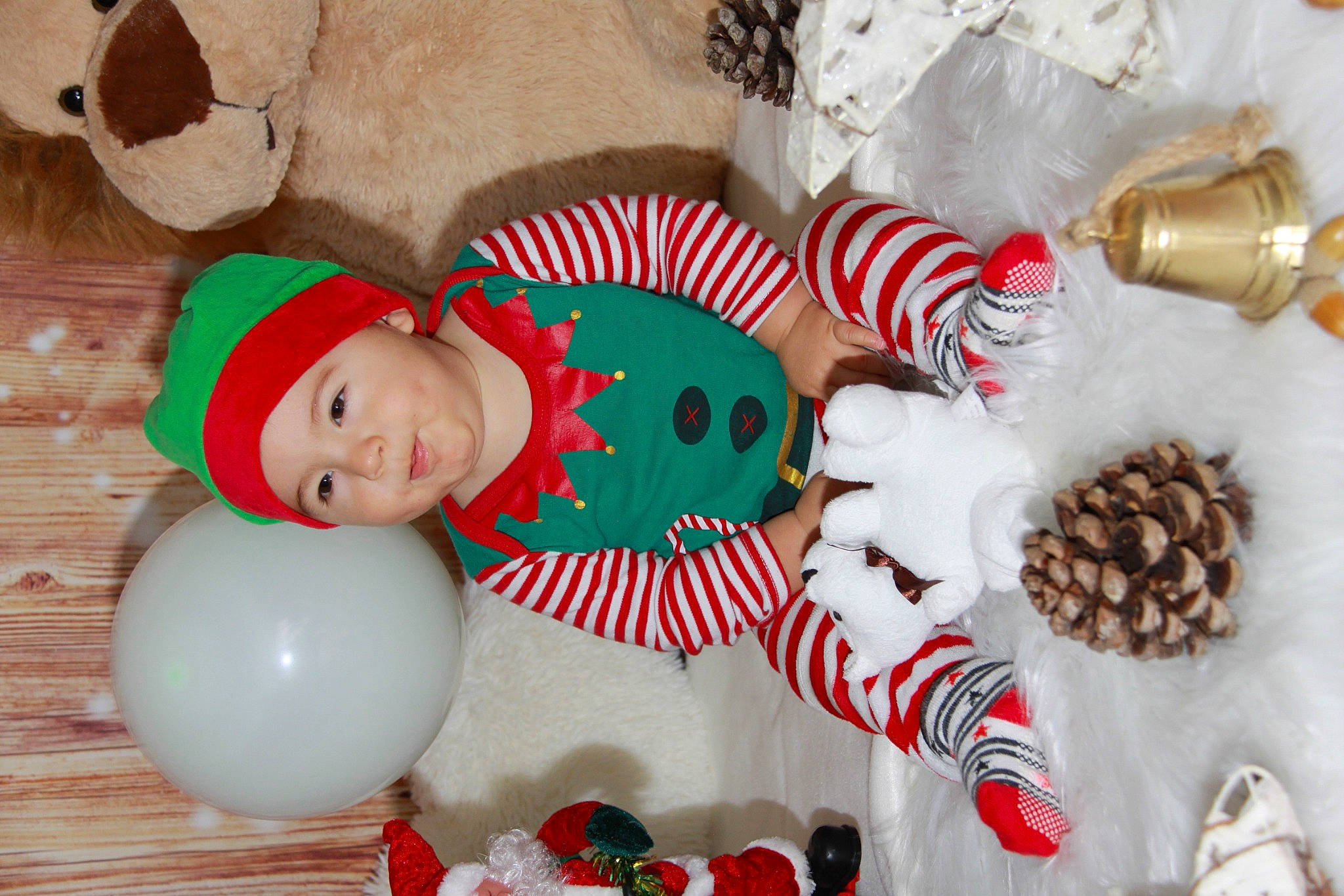 Nolan participe au concours pour gagner de l'argent avec cette photo : balloon, carmine, christmas, christmas_decoration, christmas_eve, christmas_ornament, event, happy, headwear, holiday, holiday_ornament, lighting, organ, ornament, party_supply, person, product, red, santa_claus, smile