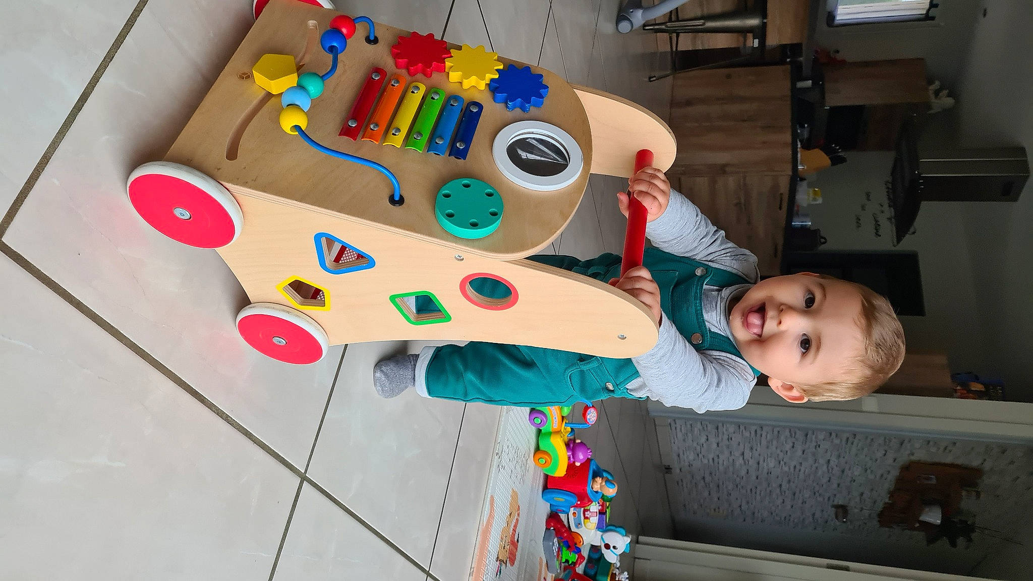 Nolan a rejoint le concours — aidez-le/la à gagner de superbes lots ! baby_products, baby_toddler_clothing, baby_toys, child, cleanliness, costume, event, fun, happy, hat, leisure, party_supply, person, plastic, play, smile, t_shirt, toddler, visual_arts