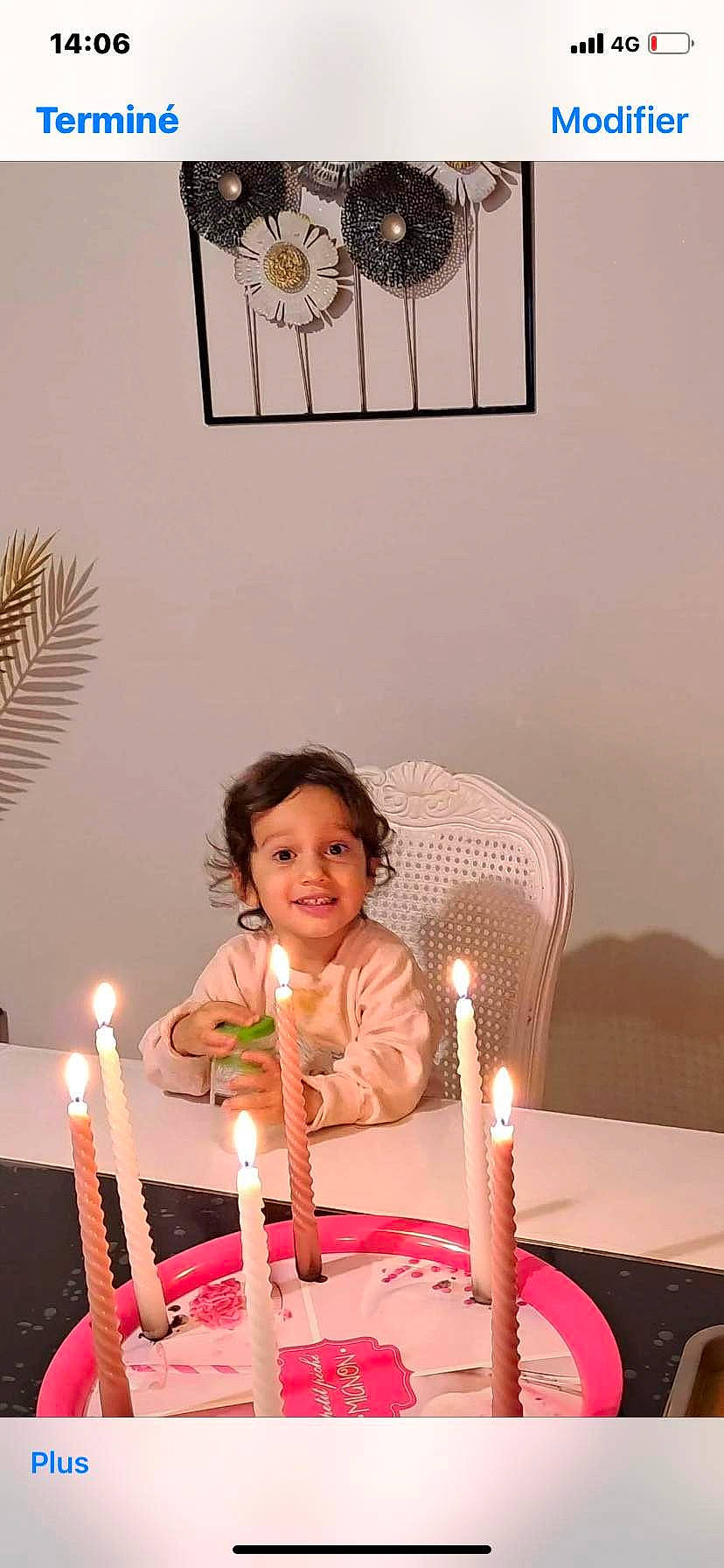 Mélyne a rejoint le concours — aidez-le/la à gagner de superbes lots ! birthday, birthday_cake, birthday_candle, cake, cake_decorating, cake_decorating_supply, candle, chair, dessert, event, food, happy, joy, lighting, person, photograph, plate, smile, sugar_cake, table