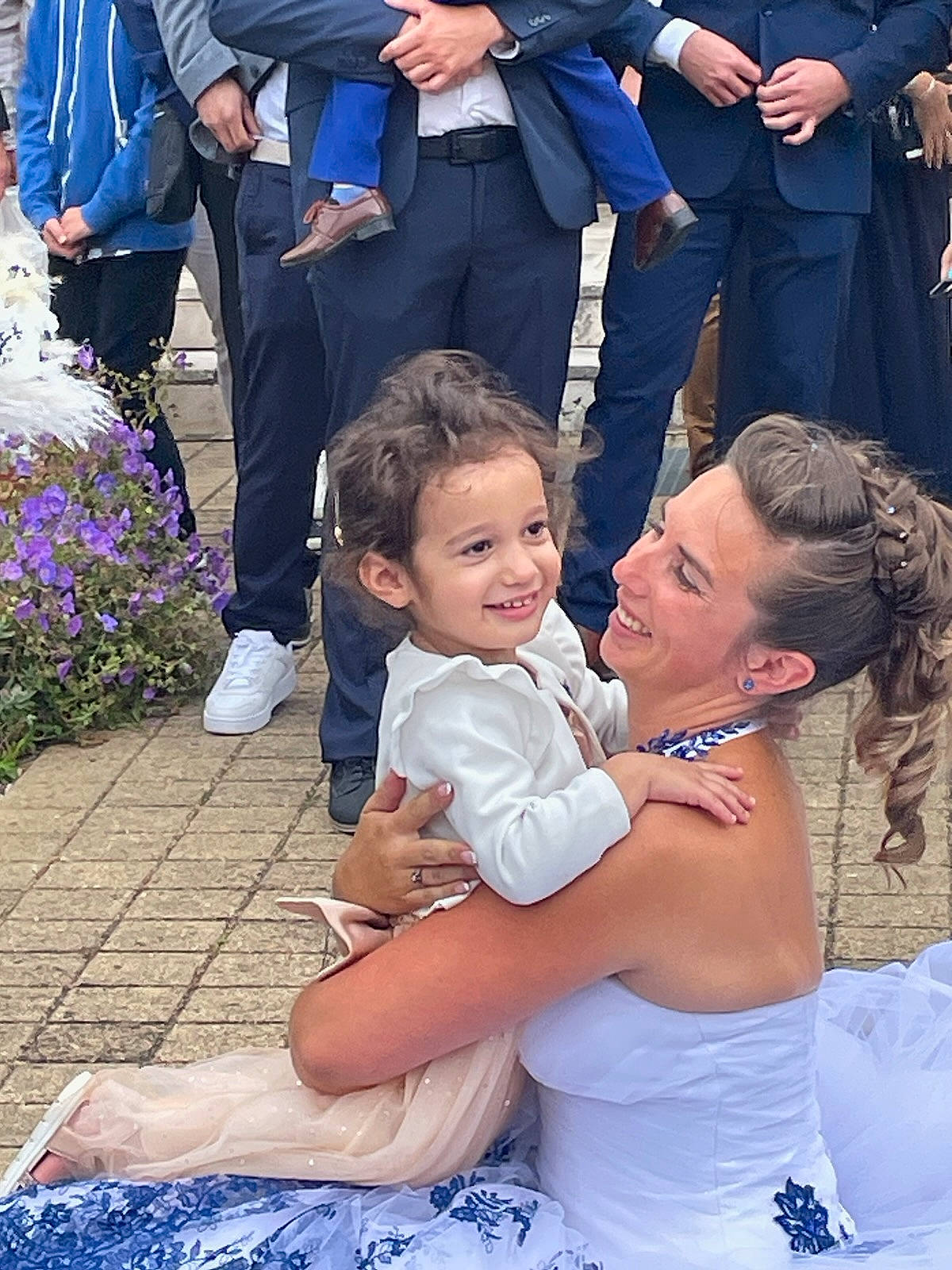 Mélyne a rejoint le concours — aidez-le/la à gagner de superbes lots ! baby, blue, bridal_clothing, child, event, flower, formal_wear, fun, gesture, grass, happy, human_body, joy, people, person, photograph, pink, plant, purple, smile