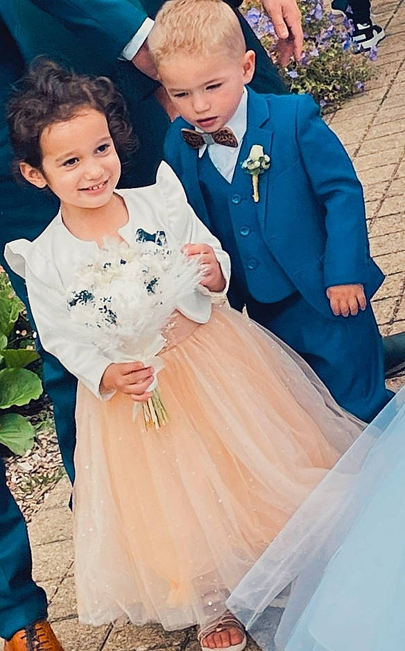 Mélyne a rejoint le concours — aidez-le/la à gagner de superbes lots ! blue, bridal_clothing, bridal_party_dress, child, dress, event, fashion, fashion_design, formal_wear, fun, gown, hairstyle, happy, joy, person, photograph, smile, standing, suit, tie