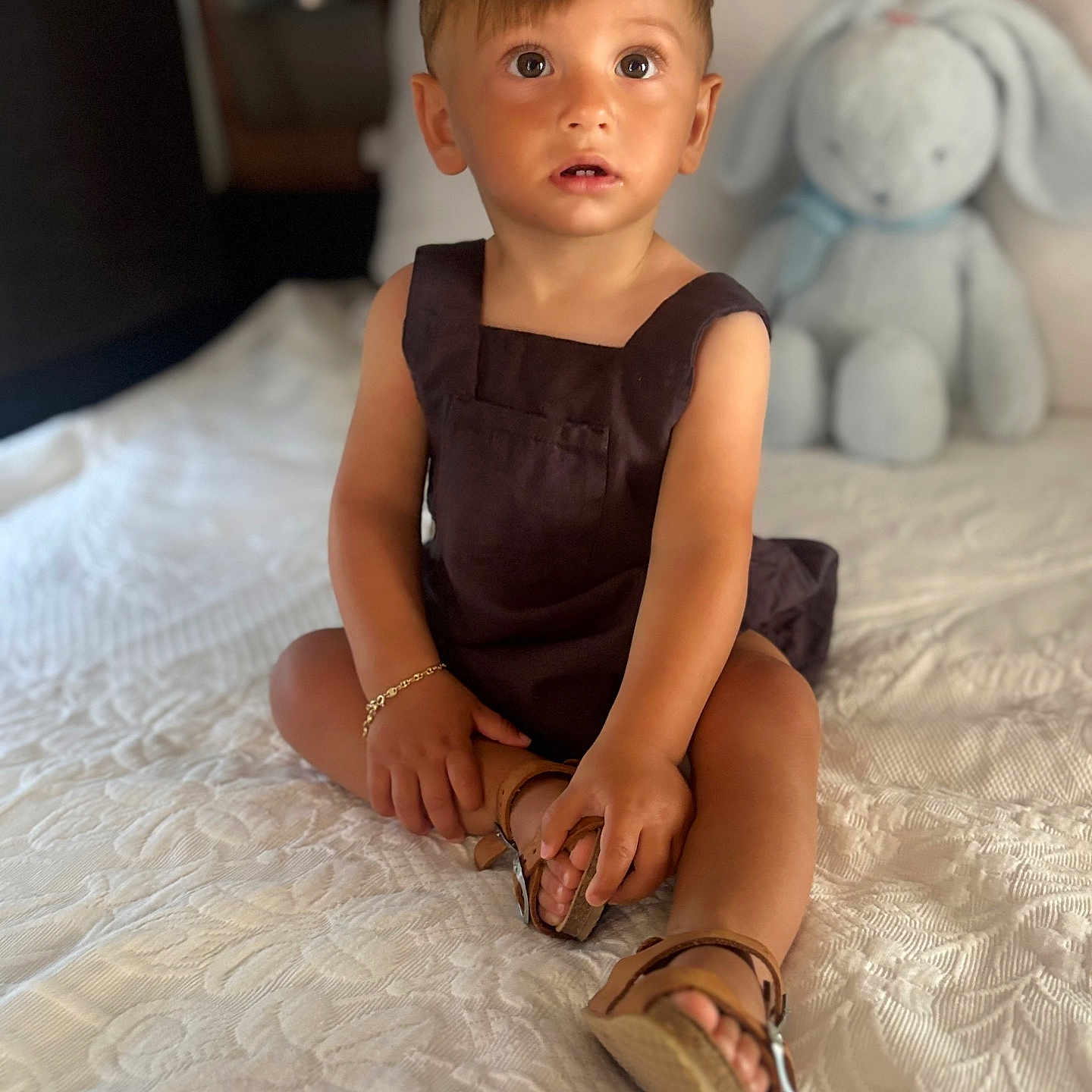 Aaron participe au concours pour gagner de l'argent avec cette photo : bed, bracelet, bunny, child, clothing, curious, cute, expression, footwear, furniture, happy, indoor, person, plush_toy, portrait, sandals, sitting, soft_toy, texture, toddler