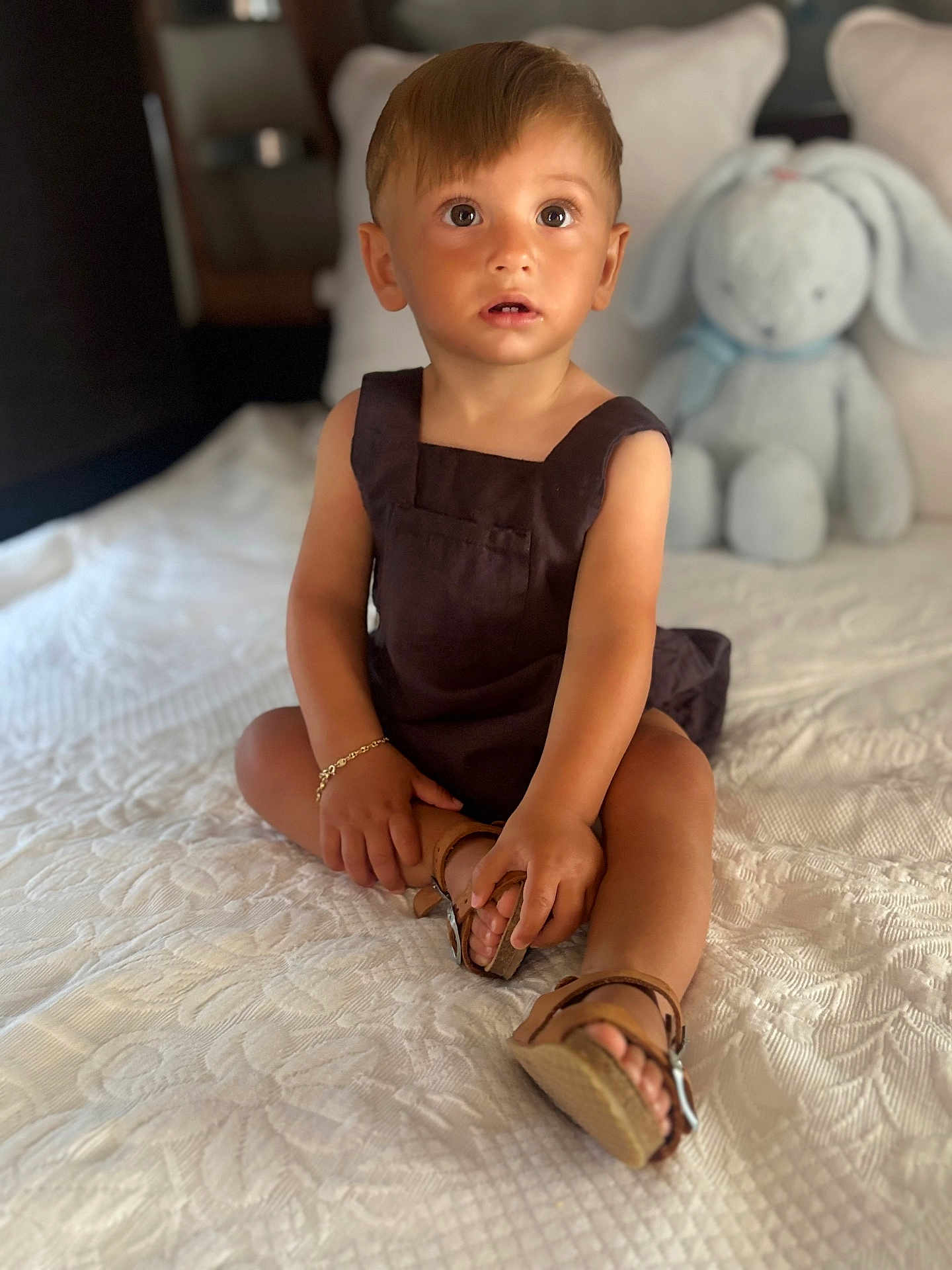 Aaron participe au concours pour gagner de l'argent avec cette photo : toddler, child, indoor, bed, plush_toy, bunny, sandals, clothing, bracelet, texture, portrait, sitting, curious, cute, furniture, soft_toy, person, footwear, happy, expression