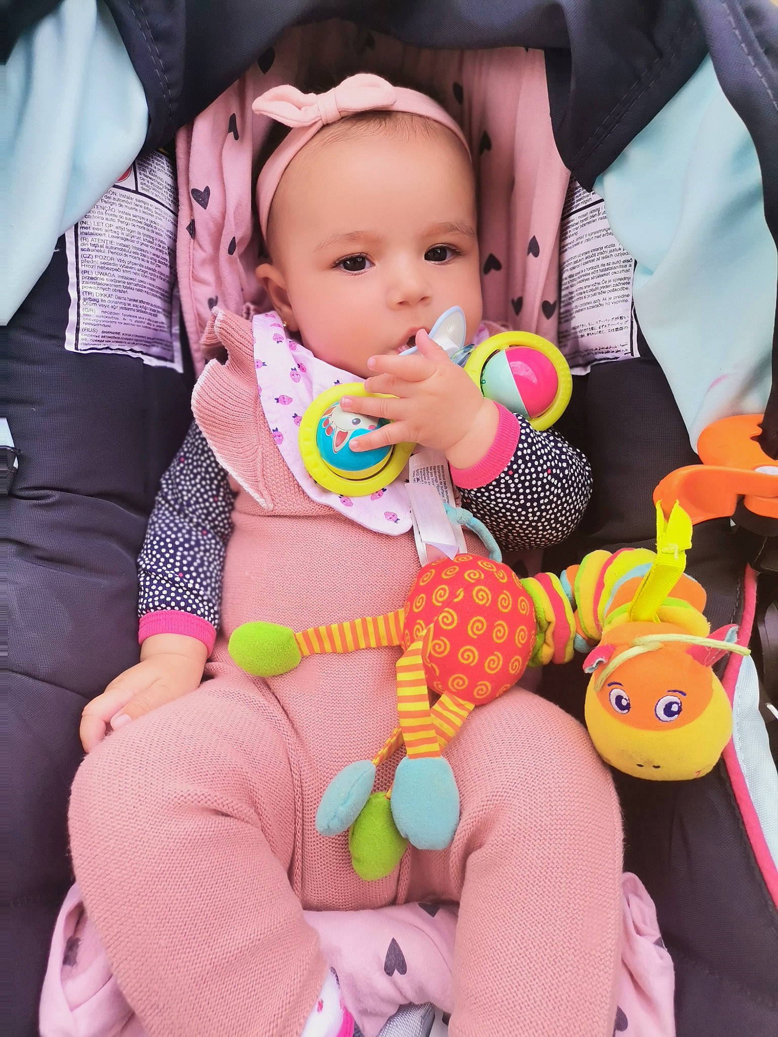 Cezara-maria a rejoint le concours — aidez-le/la à gagner de superbes lots ! baby, baby_carriage, baby_products, baby_toddler_clothing, cheek, child, comfort, finger, fun, happy, head, interaction, mouth, nail, person, pink, skin, thigh, thumb, toddler