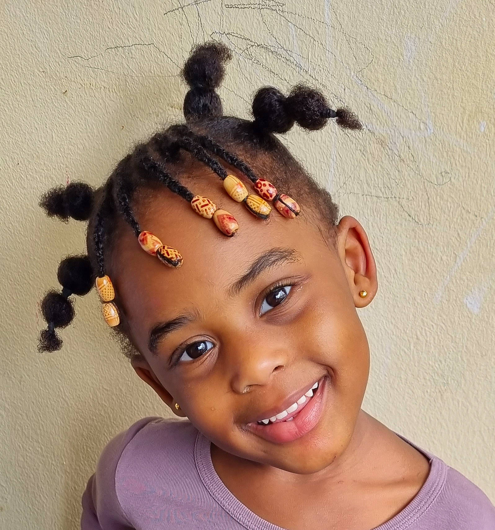 Maria a rejoint le concours — aidez-le/la à gagner de superbes lots ! black_hair, cheek, chin, ear, earrings, eye, eyebrow, eyelash, fashion_accessory, forehead, hair, hair_accessory, happy, headgear, headpiece, jewellery, joy, lip, neck, nose