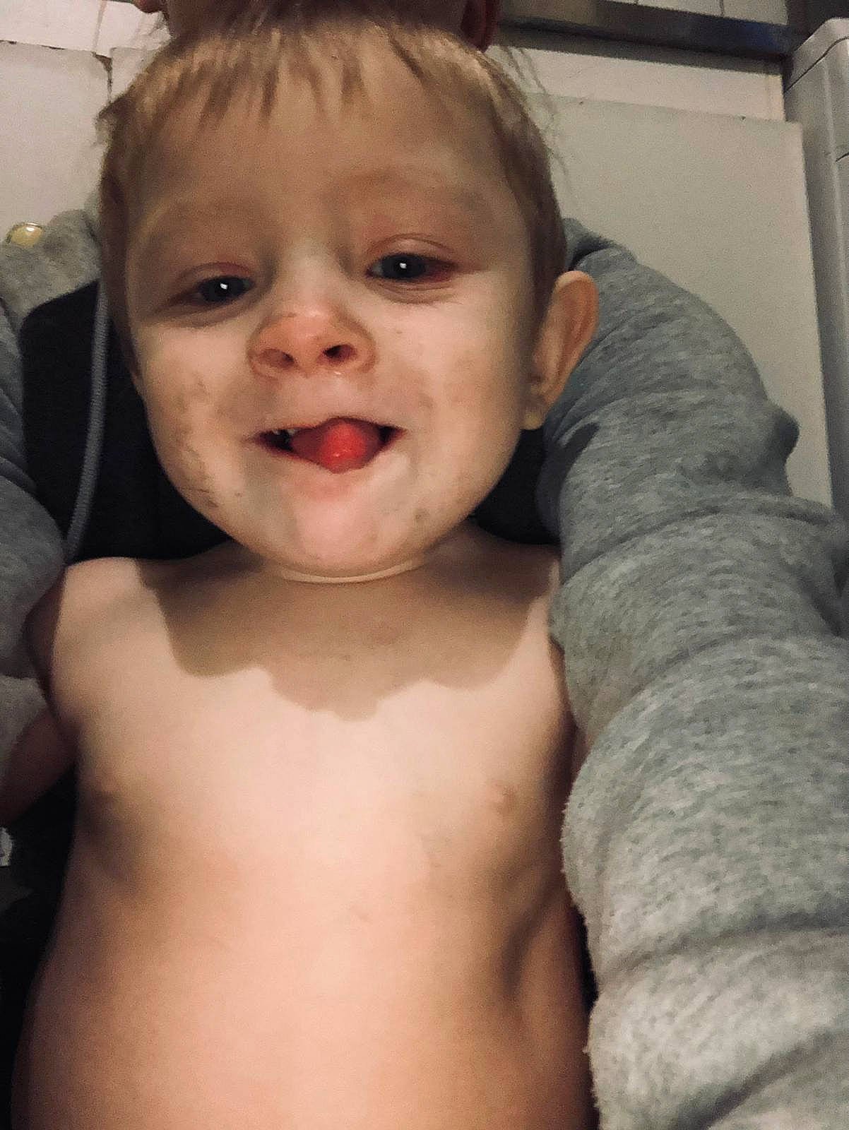 Ethan a rejoint le concours — aidez-le/la à gagner de superbes lots ! arm, cheek, ear, eye, eyebrow, eyelash, forehead, hand, happy, human_body, jaw, leg, lip, mouth, neck, nose, person, shoulder, skin, smile