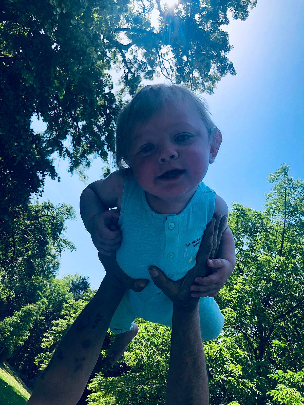 Ethan a rejoint le concours — aidez-le/la à gagner de superbes lots ! arm, baby_toddler_clothing, botany, branch, finger, gesture, grass, hand, happy, human_body, leisure, mammal, people_in_nature, person, plant, shoulder, sky, sunlight, toddler, tree