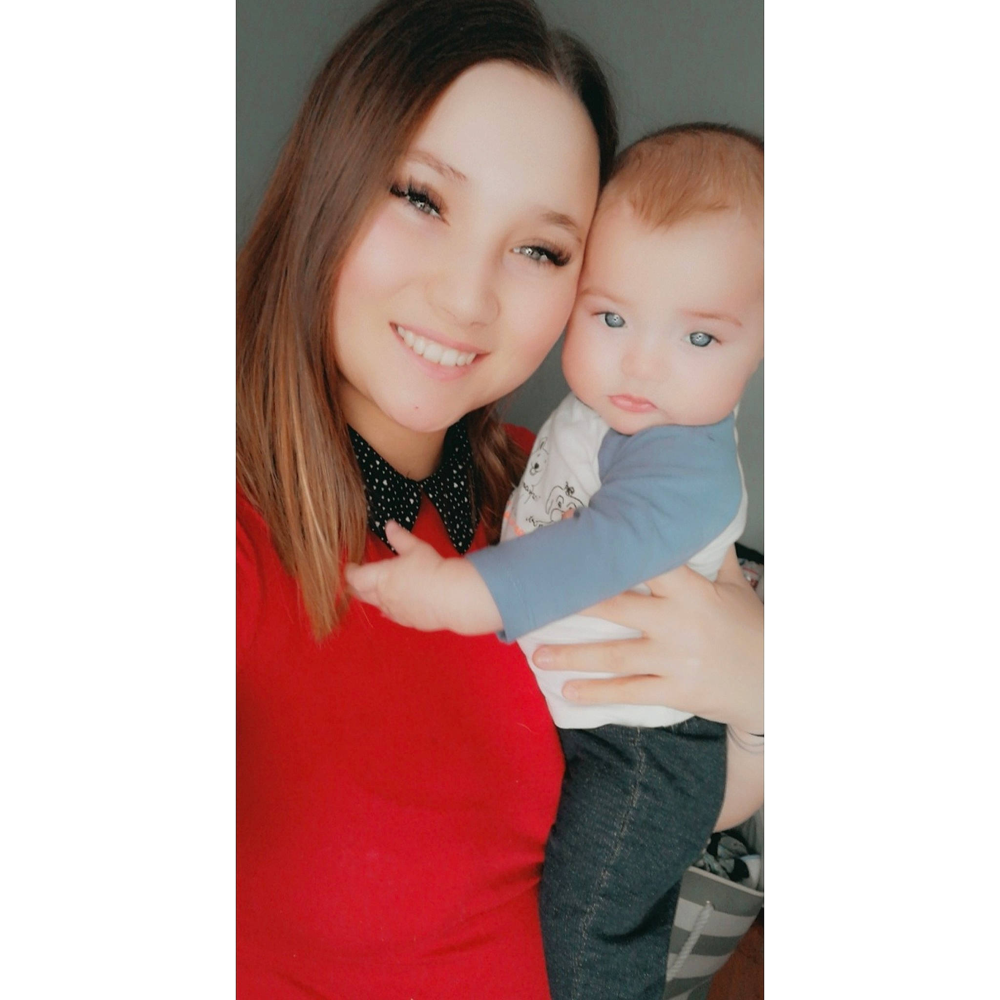 Mason participe au concours pour gagner de l'argent avec cette photo : baby, child, comfort, dress, electric_blue, event, flash_photography, formal_wear, gesture, hair, happy, human_body, joy, love, neck, person, sitting, sleeve, smile, t_shirt