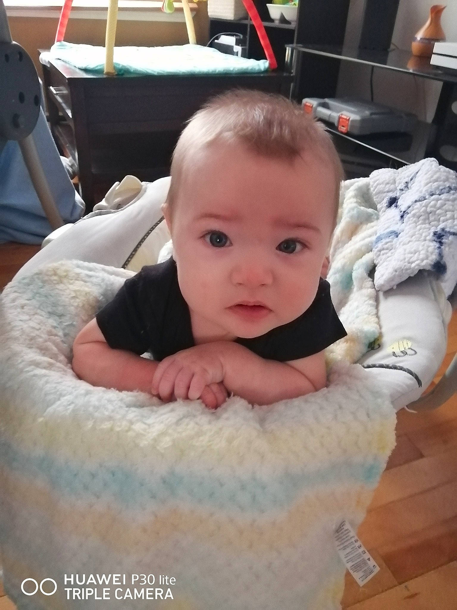 Mason a rejoint le concours — aidez-le/la à gagner de superbes lots ! baby, baby_products, baby_toddler_clothing, bib, chair, cheek, child, comfort, eye, eyebrow, flooring, fun, hairstyle, happy, iris, person, sitting, skin, sleeve, toddler