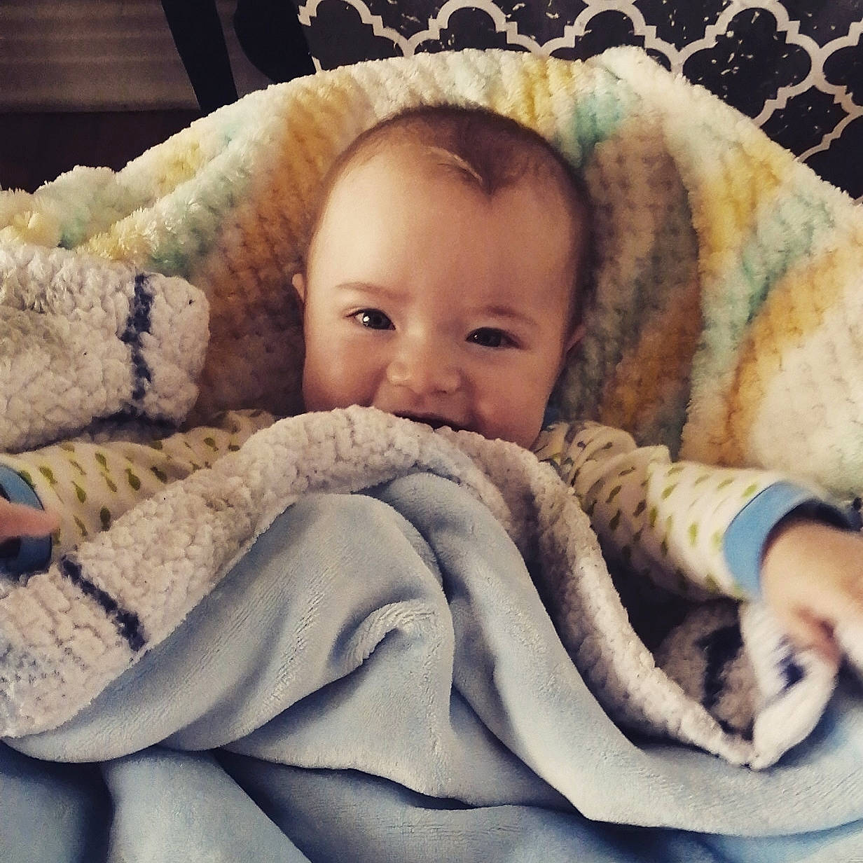 Mason a rejoint le concours — aidez-le/la à gagner de superbes lots ! baby, baby_products, baby_sleeping, baby_toddler_clothing, bedtime, blanket, cheek, child, comfort, craft, creative_arts, human, knitting, linens, person, skin, textile, thread, toddler, wool