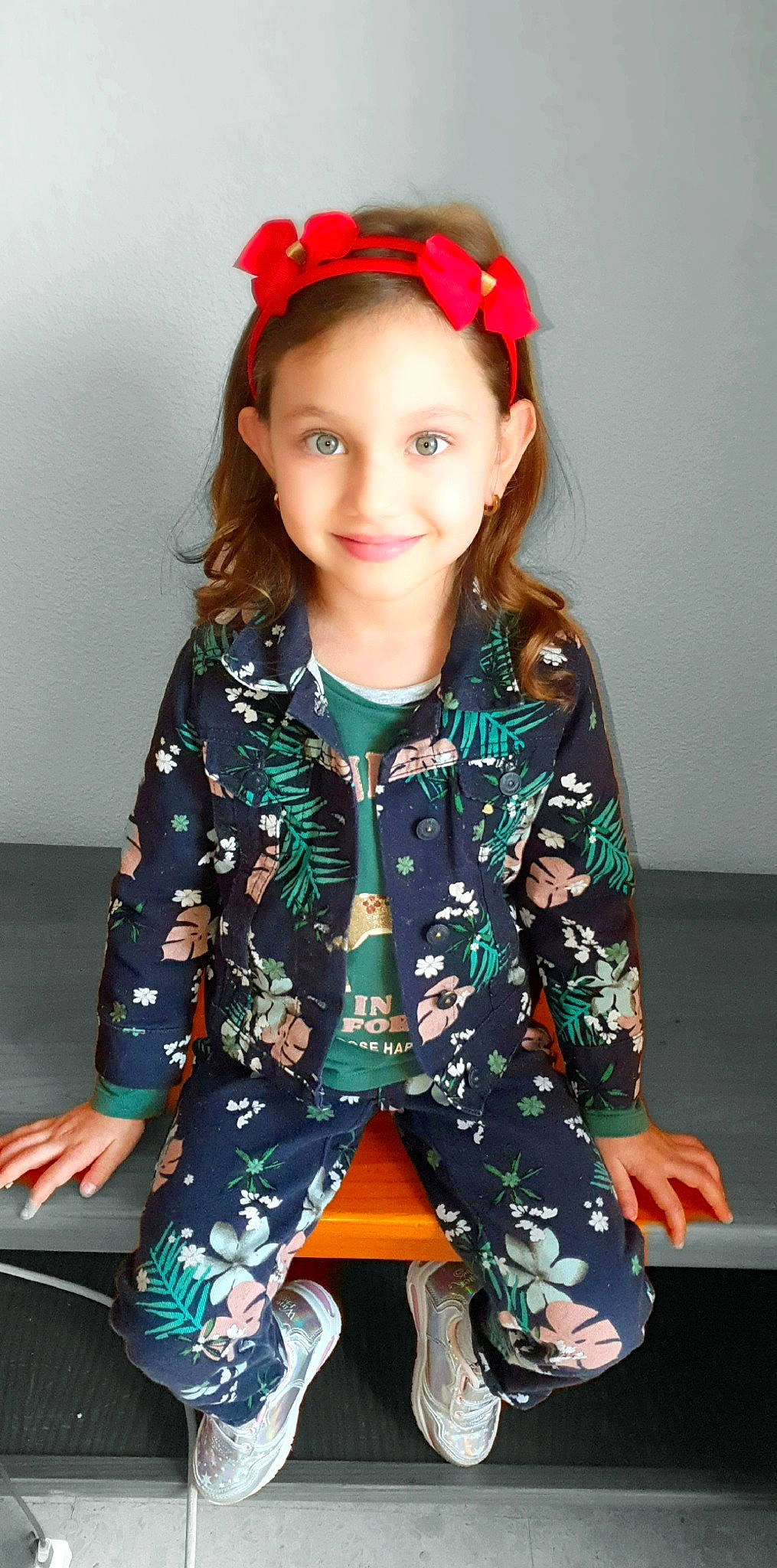 Flaviana participe au concours pour gagner de l'argent avec cette photo : active_pants, baby_toddler_clothing, beauty, child, collar, cool, fashion, fashion_design, goggles, hairstyle, happy, headwear, human, joy, neck, outerwear, person, sleeve, smile, standing