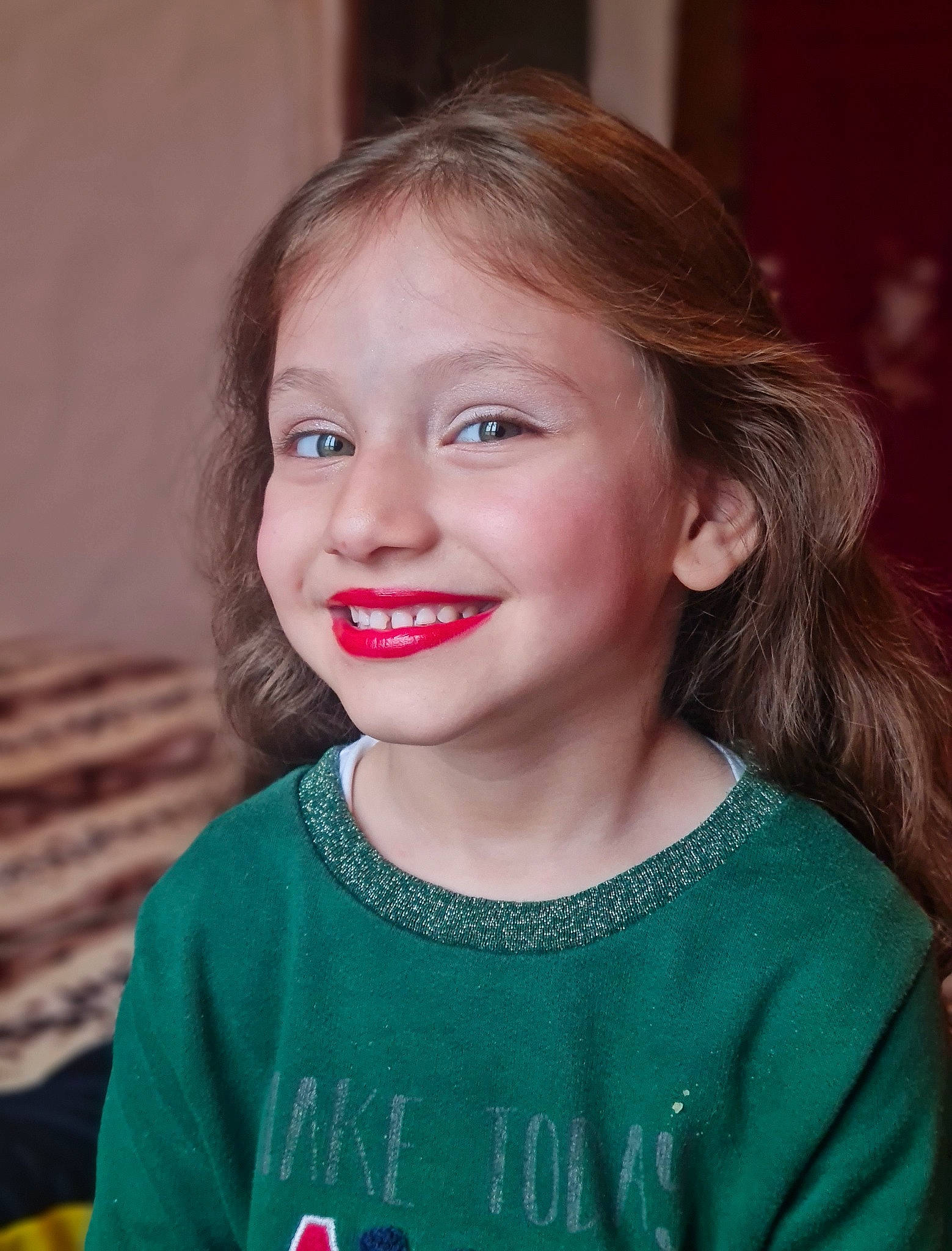 Flaviana participe au concours pour gagner de l'argent avec cette photo : cheek, chin, eyebrow, eyelash, facial_expression, flash_photography, hairstyle, happy, iris, jaw, joy, lip, lipstick, mouth, neck, nose, person, shoulder, skin, sleeve