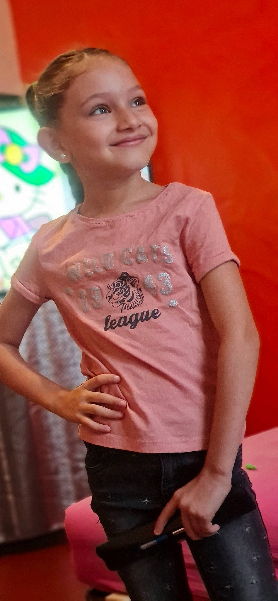 Flaviana participe au concours pour gagner de l'argent avec cette photo : chest, electric_blue, eye, face, fashion_design, forehead, happy, head, human_body, joint, joy, magenta, muscle, neck, person, pink, shoulder, skin, sleeve, smile