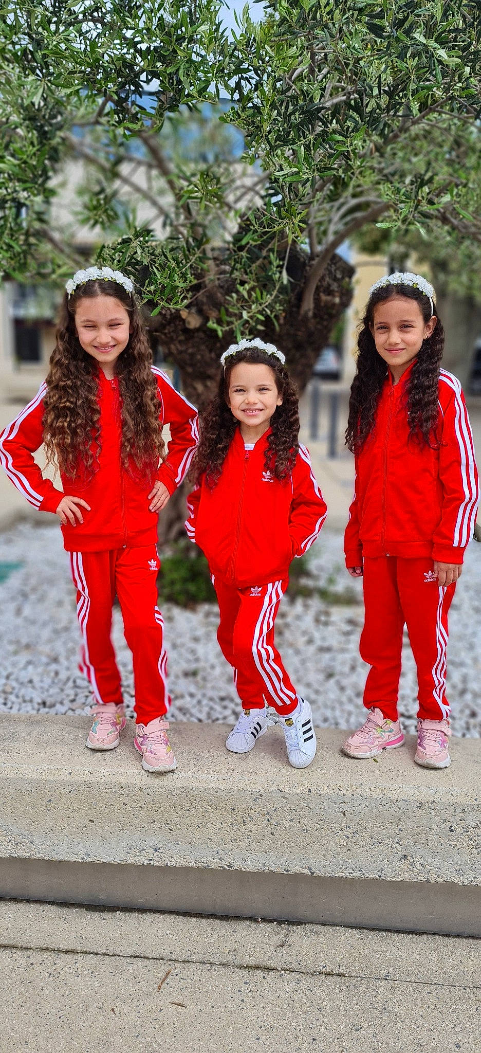 Delia a rejoint le concours — aidez-le/la à gagner de superbes lots ! child, clothing, costume, event, face, facial_expression, freezing, friendship, fun, gesture, happy, joy, leisure, people_in_nature, person, recreation, red, smile, sneakers, toddler