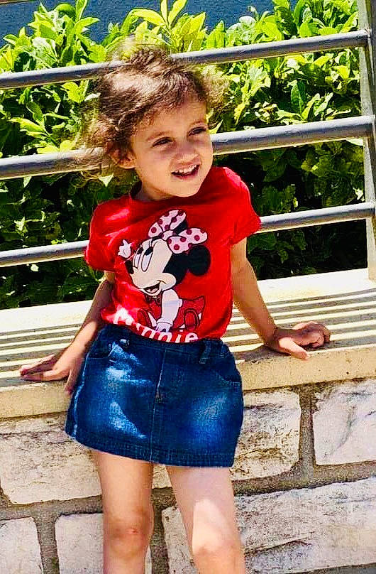 Delia a rejoint le concours — aidez-le/la à gagner de superbes lots ! abdomen, clothing, denim, electric_blue, fun, hair, happy, human_body, human_leg, jean_short, joy, leisure, pattern, people_in_nature, person, shorts, sleeve, summer, t_shirt, thigh