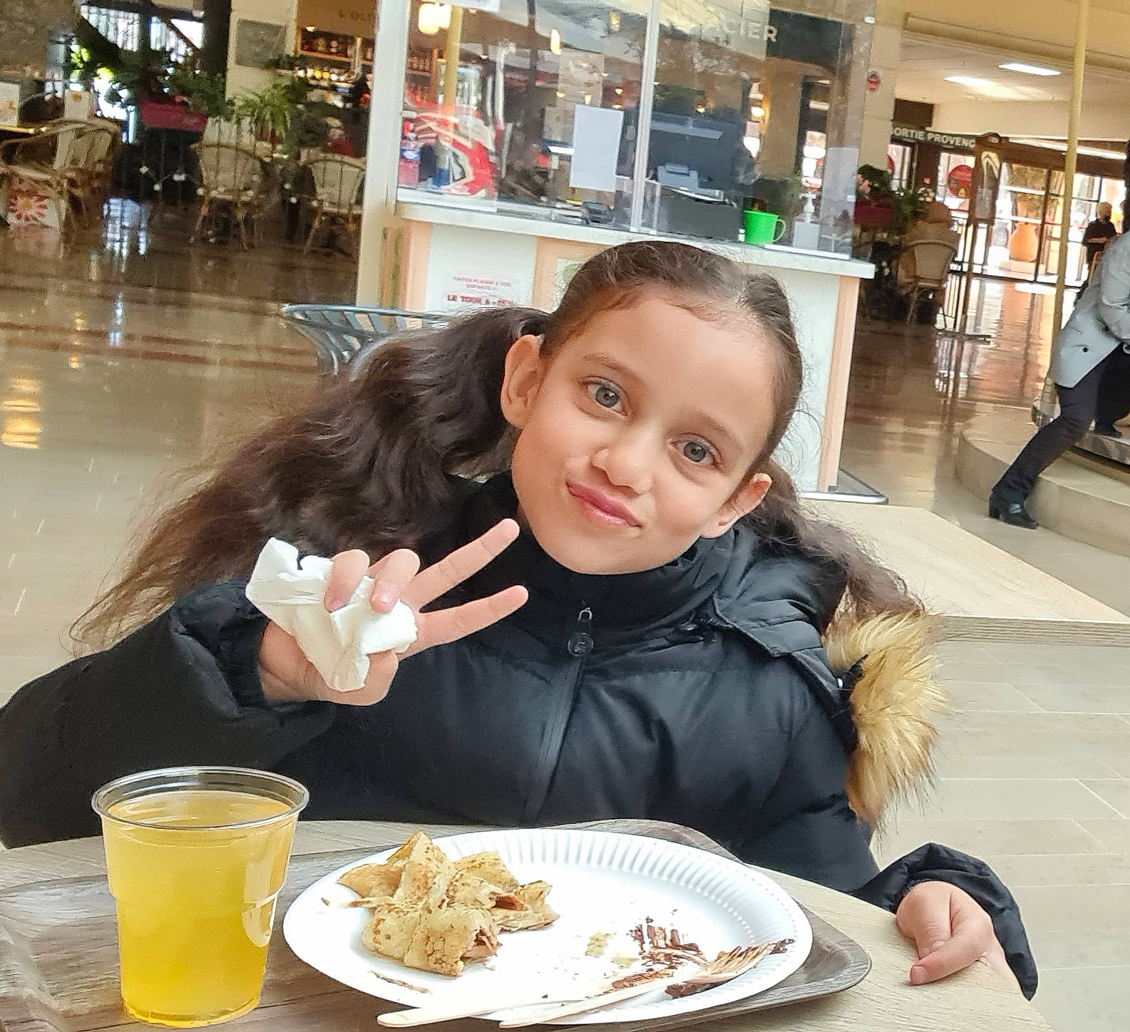 Delia participe au concours pour gagner de l'argent avec cette photo : agua_de_valencia, chair, comfort_food, cuisine, dish, drink, fast_food, flooring, food, food_craving, happy, ingredient, joy, juice, orange_juice, person, plate, sitting, smile, table