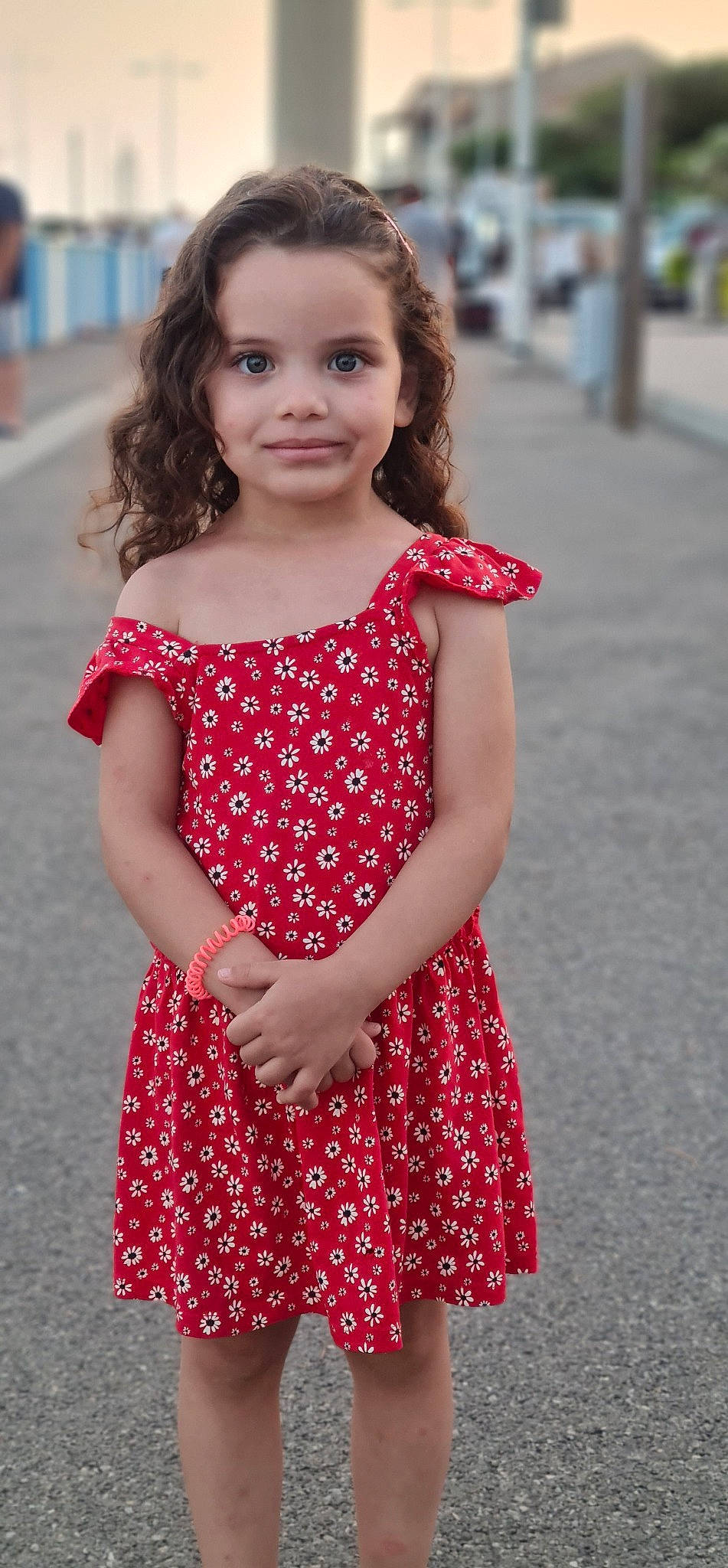 Miruna a rejoint le concours — aidez-le/la à gagner de superbes lots ! day_dress, dress, eye, face, facial_expression, fashion, hairstyle, happy, human, joint, joy, lip, neck, one_piece_garment, person, shoulder, skin, sleeve, smile, standing