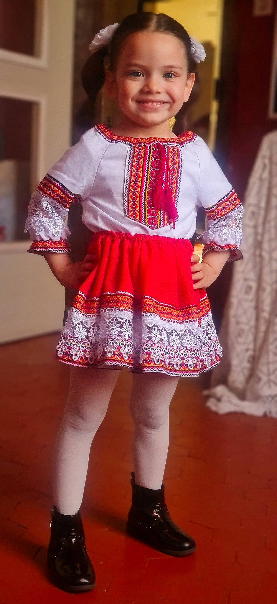 Miruna participe au concours pour gagner de l'argent avec cette photo : baby_toddler_clothing, day_dress, dress, embellishment, fashion_design, joy, leg, magenta, neck, one_piece_garment, pattern, person, pink, purple, red, sleeve, smile, sock, sunglasses, thigh