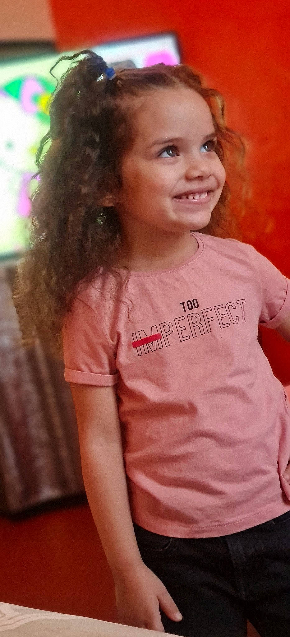 Miruna participe au concours pour gagner de l'argent avec cette photo : cheek, chin, eyebrow, face, facial_expression, fashion, forehead, gesture, hair, happy, iris, joy, lip, nose, person, pink, skin, sleeve, smile, standing