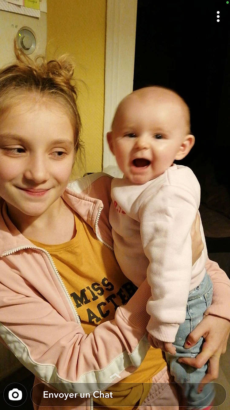 Iris participe au concours pour gagner de l'argent avec cette photo : baby, baby_products, baby_toddler_clothing, blond, cheek, child, ear, eye, facial_expression, finger, happy, iris, joy, laugh, mouth, nose, person, skin, sock, thumb