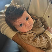 Maïa a rejoint le concours — aidez-le/la à gagner de superbes lots ! baby, child, person, face, eyes, hair, sweater, knitwear, arm, hand, holding, indoor, portrait, closeup, cute, expression, warm, soft_focus, cozy, caring
