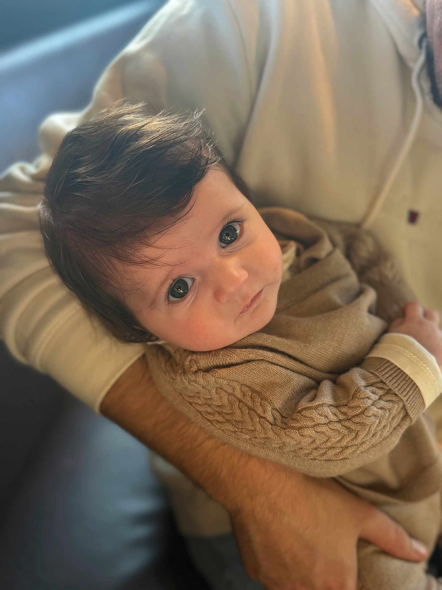 Maïa a rejoint le concours — aidez-le/la à gagner de superbes lots ! baby, child, person, face, eyes, hair, sweater, knitwear, arm, hand, holding, indoor, portrait, closeup, cute, expression, warm, soft_focus, cozy, caring