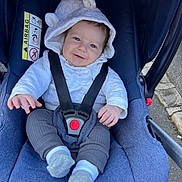 Kaycee participe au concours pour gagner de l'argent avec cette photo : baby, blue_fabric, breatheable_fabric, buckle, car_seat, cheeks, cute, hands, harness, hooded_jacket, infant, legs, outdoor, portrait, safety_label, seat, seat_belt, smile, socks, stroller