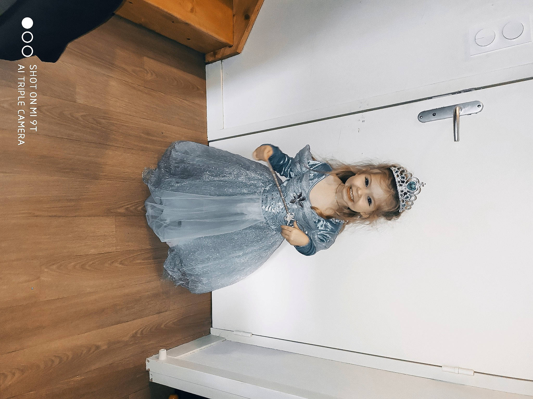 Alyssia participe au concours pour gagner de l'argent avec cette photo : advertising, art, ceiling, electric_blue, fashion_design, flooring, hardwood, joy, molding, person, plaster, room, stairs, wood, wood_stain