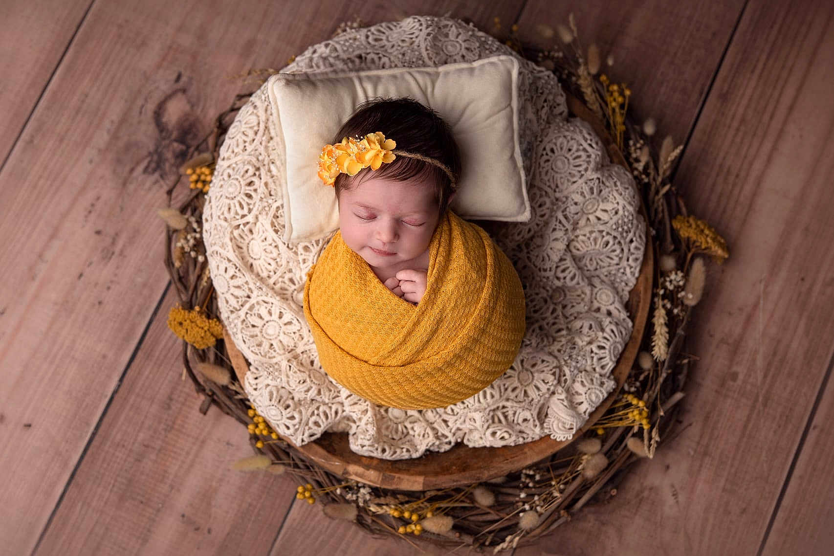 énola participe au concours pour gagner de l'argent avec cette photo : newborn, baby, sleeping, swaddled, yellow_wrap, headband, flower, pillow, lace, cushion, wooden_bowl, dried_flowers, wooden_floor, portrait, indoor, peaceful, cute, infant, cozy, soft_lighting