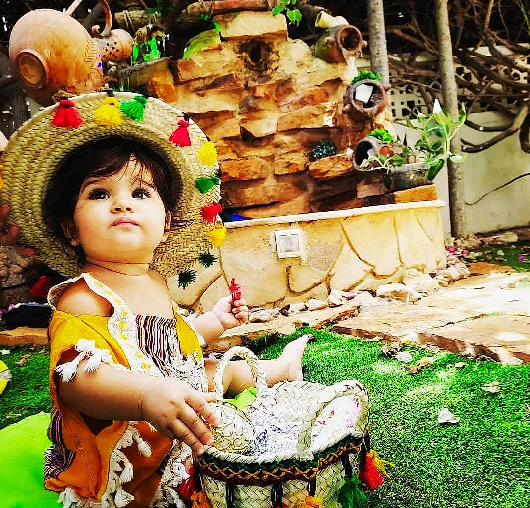 Dina a rejoint le concours — aidez-le/la à gagner de superbes lots ! adaptation, baby_toddler_clothing, city, event, fun, garden, grass, green, happy, hat, human_settlement, market, marketplace, natural_foods, people_in_nature, person, plant, public_space, sun_hat, temple