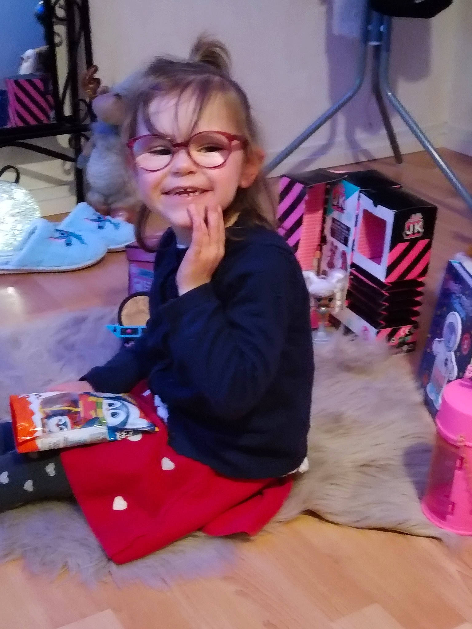 Elilya a rejoint le concours — aidez-le/la à gagner de superbes lots ! child, costume, event, eyewear, flooring, fun, goggles, holiday, joy, leisure, party, person, play, purple, room, sitting, smile, sunglasses, t_shirt, toddler