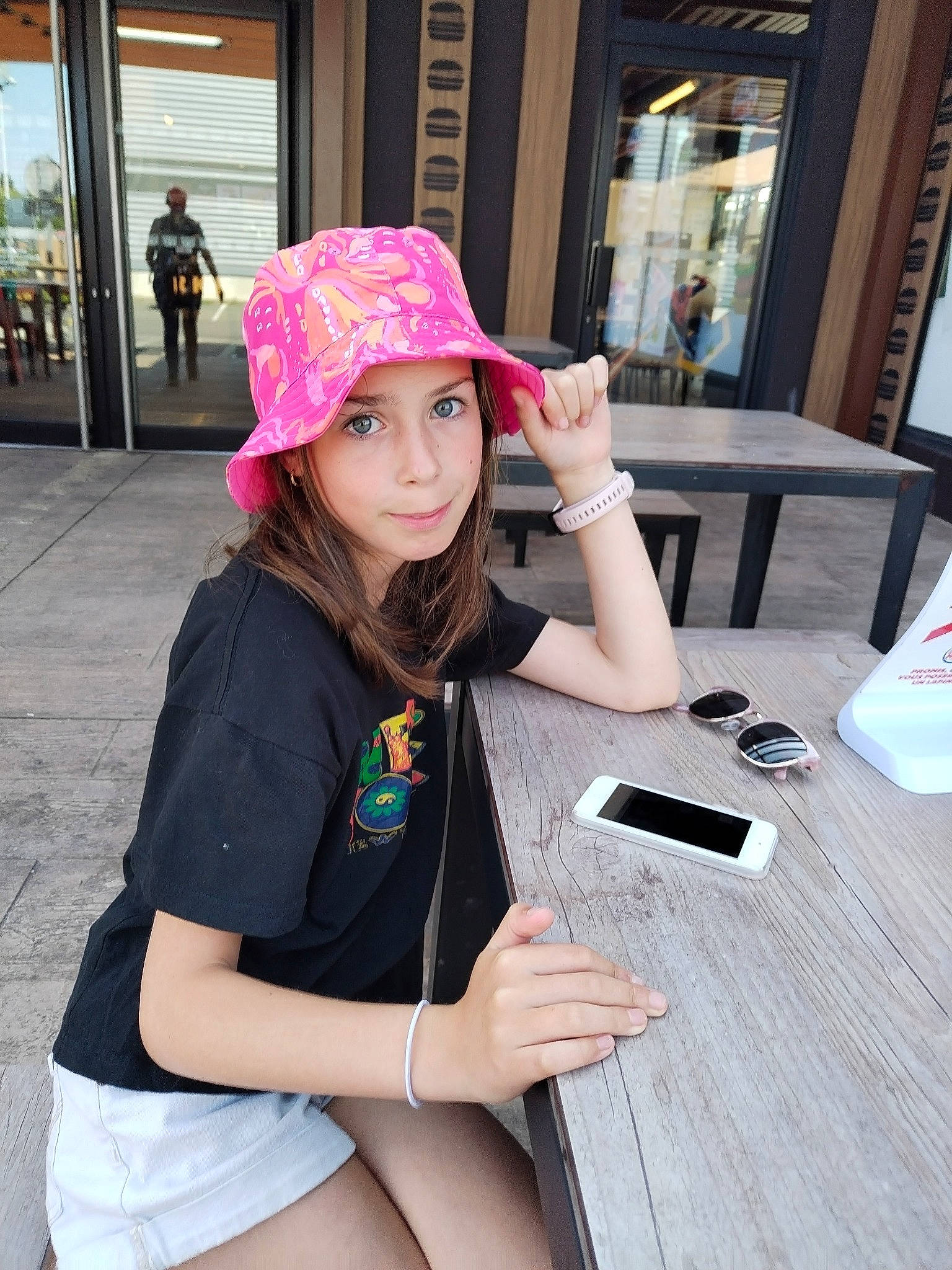 Amelia a rejoint le concours — aidez-le/la à gagner de superbes lots ! cap, chair, costume, eyewear, fashion_accessory, fashion_design, fun, hat, headwear, human_leg, jewellery, leisure, magenta, mobile_phone, person, sitting, sleeve, sun_hat, table, thigh