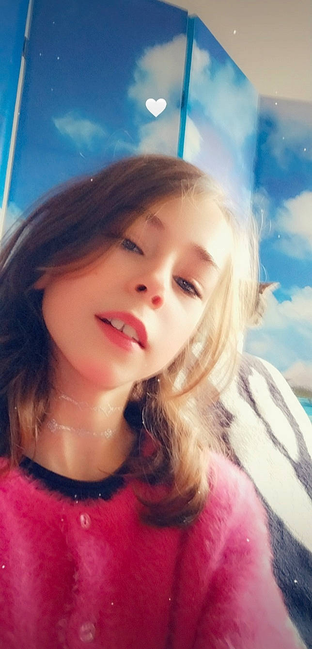 Amelia participe au concours pour gagner de l'argent avec cette photo : bangs, cheek, chin, eyebrow, eyelash, face, flash_photography, fun, hair, hairstyle, happy, iris, jaw, layered_hair, lip, long_hair, mouth, nose, person, skin