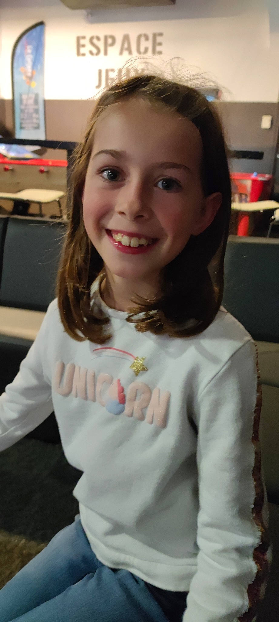 Amelia a rejoint le concours — aidez-le/la à gagner de superbes lots ! blond, brown_hair, cheek, child, chin, eye, eyebrow, eyelash, fun, gesture, hairstyle, head, iris, jaw, joy, lip, person, skin, sleeve, smile