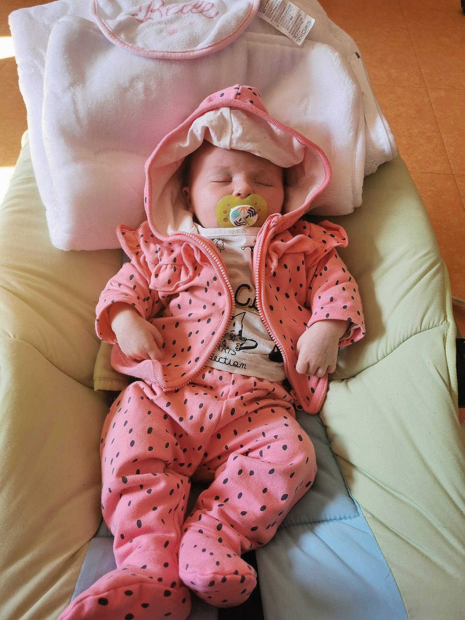 Elylia a rejoint le concours — aidez-le/la à gagner de superbes lots ! baby, bedding, bedtime, blanket, child, furniture, headwear, linens, peach, person, pillow, pink, sleep, textile, toddler