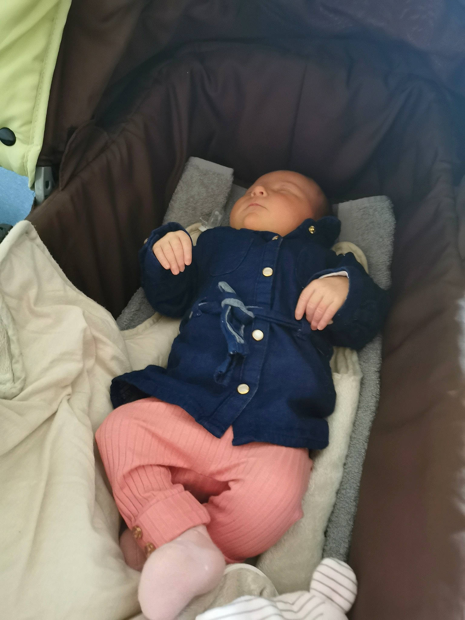 Elylia participe au concours pour gagner de l'argent avec cette photo : baby, baby_products, cheek, child, comfort, finger, hand, lap, leg, nap, person, product, sitting, skin, sleep, sole, thumb, toddler
