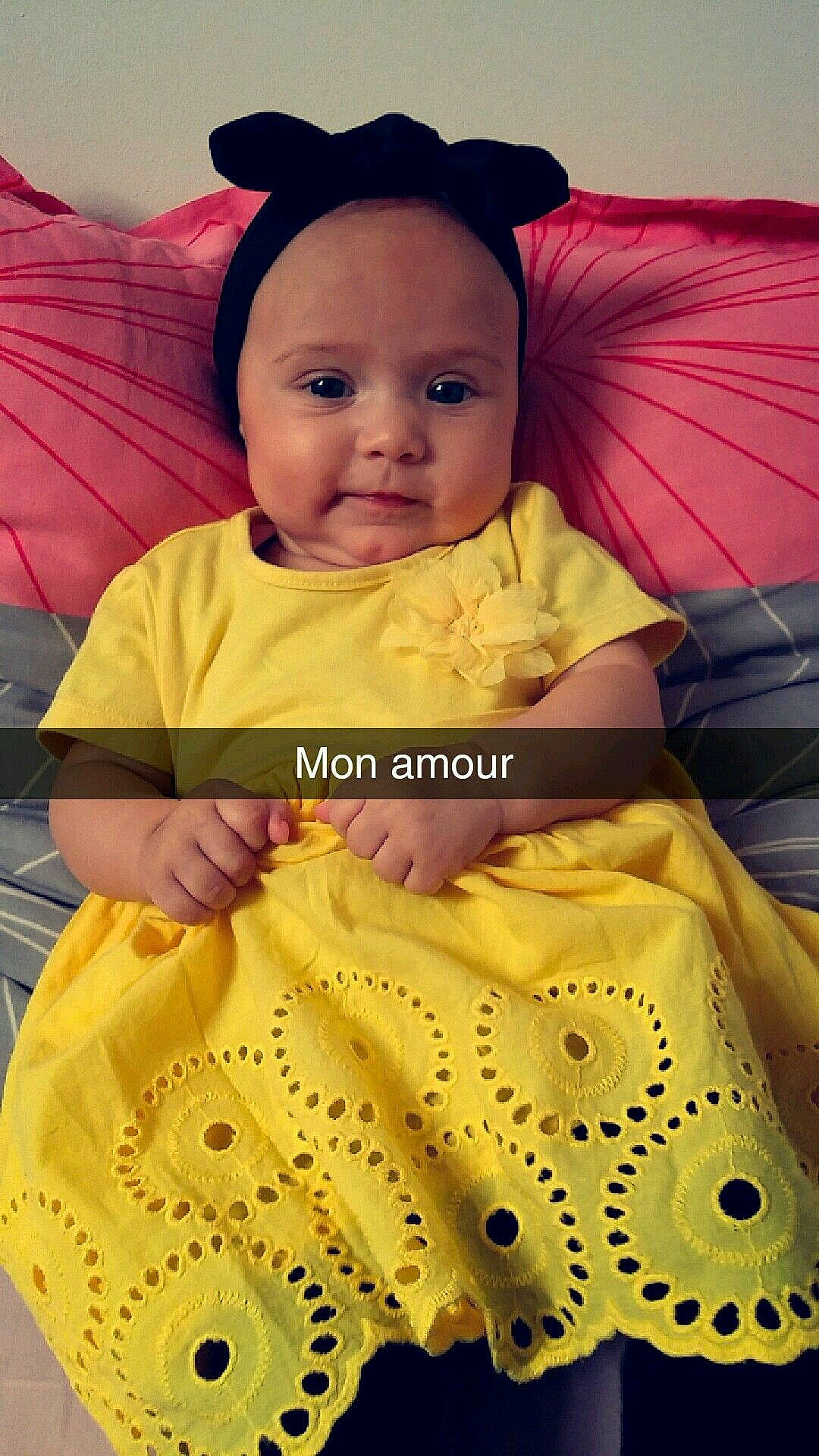 Thays a rejoint le concours — aidez-le/la à gagner de superbes lots ! cheek, child, child_model, girl, hair_accessory, infant, material, outerwear, pattern, person, product, smile, textile, toddler, yellow