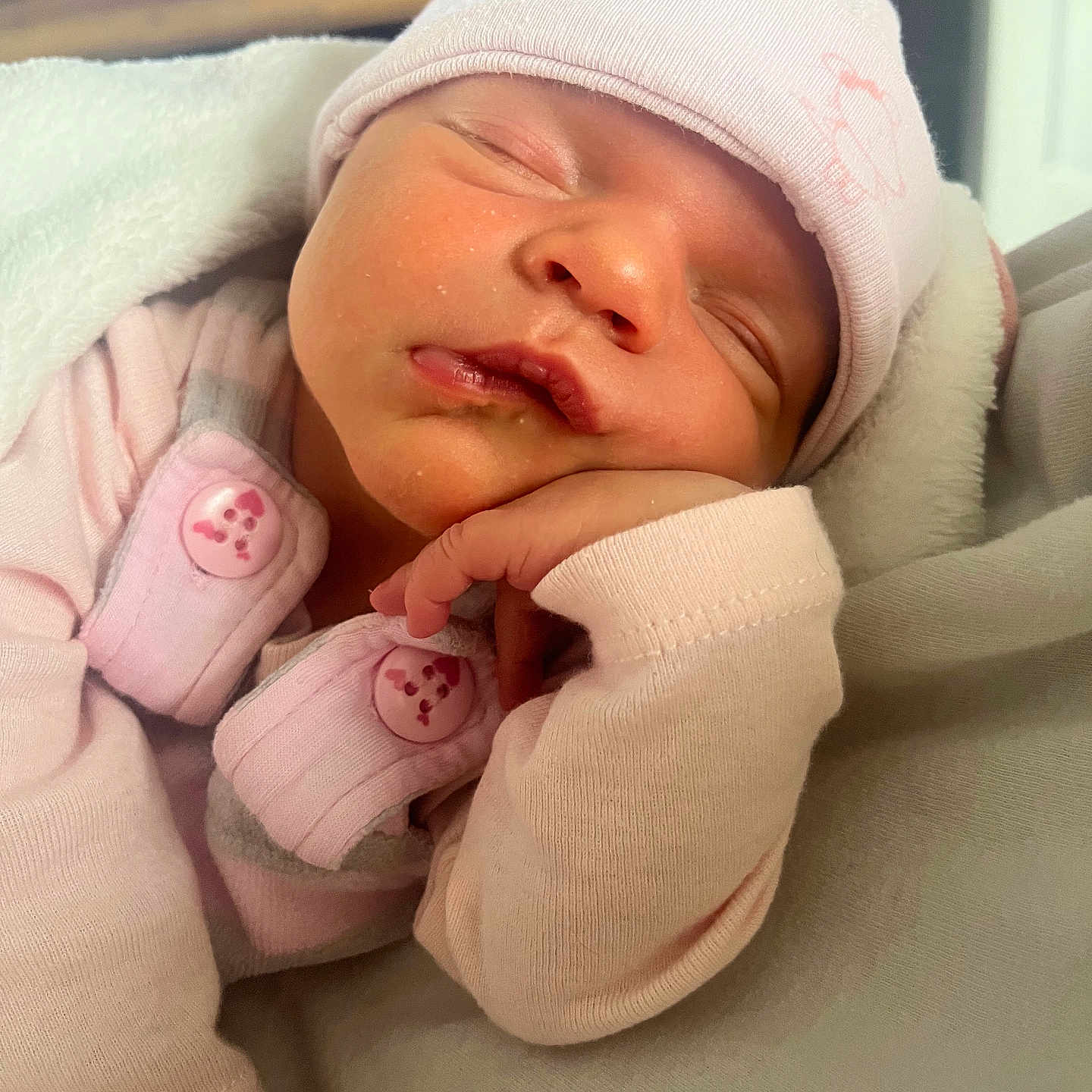 Lyséa participe au concours pour gagner de l'argent avec cette photo : baby, blanket, child, closeup, cozy, cute, face, hand, hat, indoors, infant, newborn, newborn_baby, peaceful, pink_clothing, portrait, resting, skin, sleeping, soft