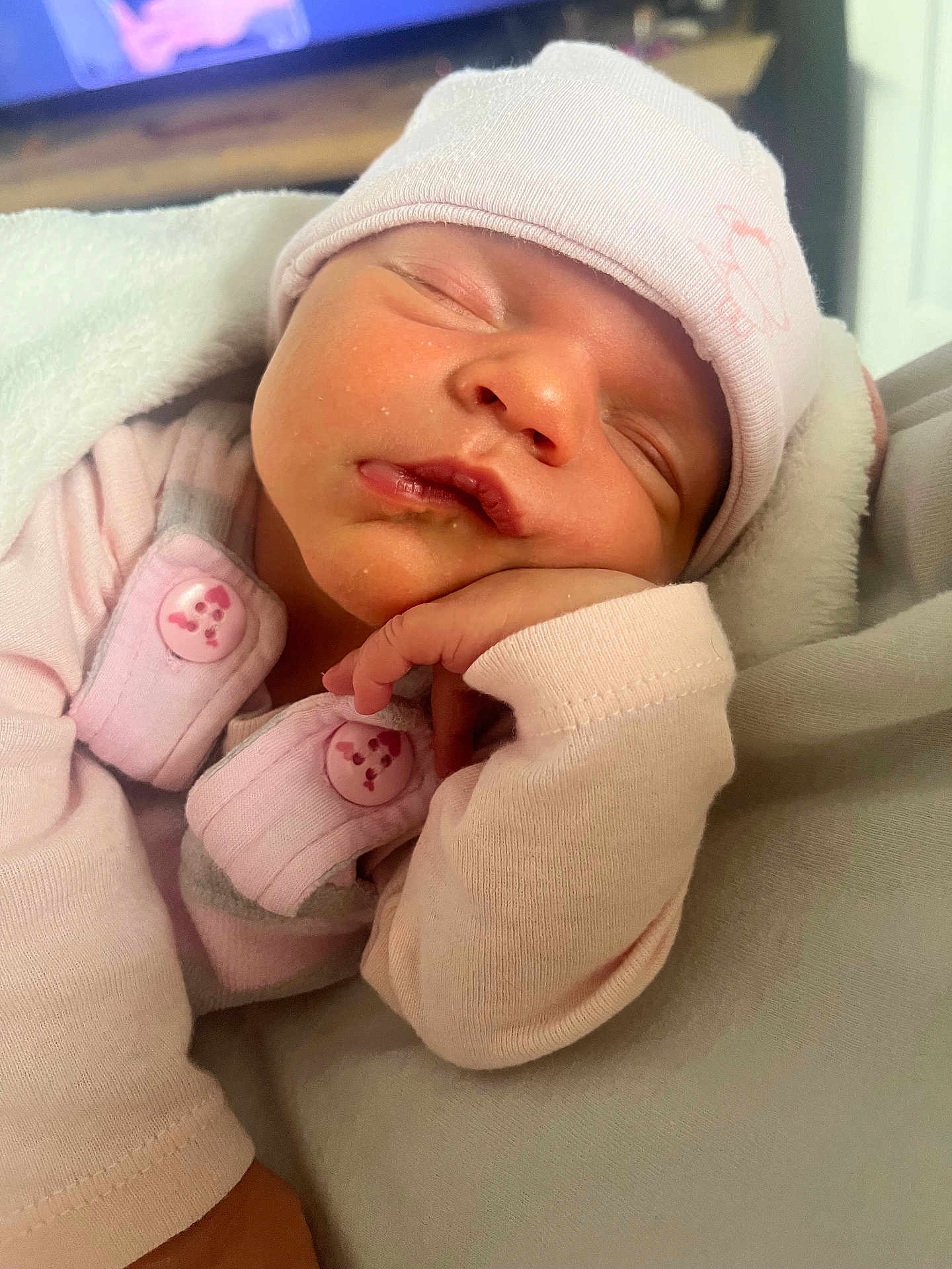 Lyséa participe au concours pour gagner de l'argent avec cette photo : newborn, baby, sleeping, infant, pink_clothing, hat, blanket, hand, face, peaceful, closeup, cute, soft, cozy, indoors, portrait, skin, resting, child, newborn_baby