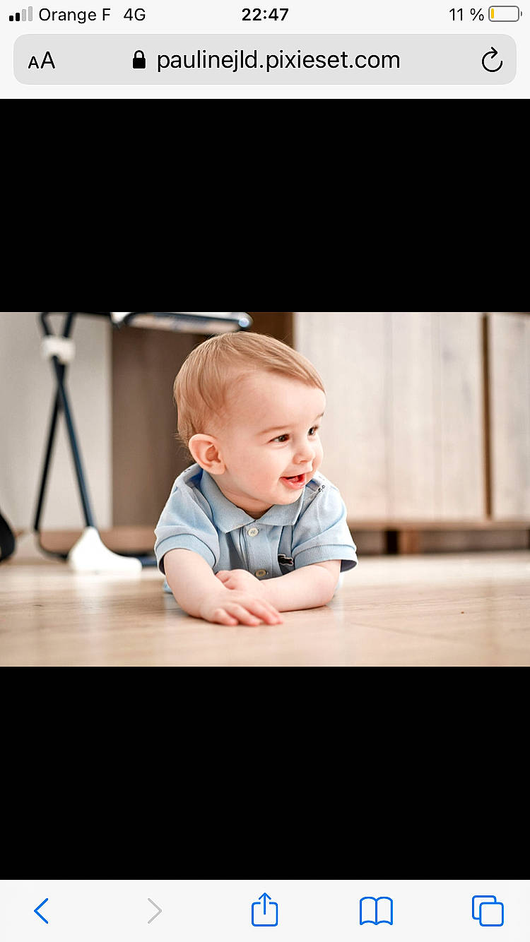 Nolann participe au concours pour gagner de l'argent avec cette photo : baby, baby_toddler_clothing, cheek, child, flash_photography, floor, flooring, fun, gadget, happy, person, portrait_photography, rectangle, room, sitting, sleeve, smile, t_shirt, table, toddler