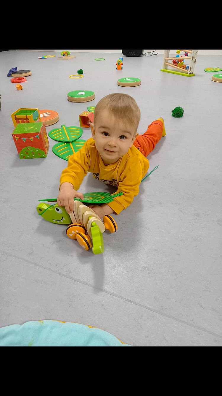 Nolann a rejoint le concours — aidez-le/la à gagner de superbes lots ! adaptation, baby, baby_toddler_clothing, baby_toys, child, event, face, floor, flooring, fun, happy, joy, leisure, person, play, room, sitting, smile, toddler, toy